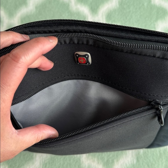 SwissGear Lunar Black and Gray tablet Sleeve case with zipper - Picture 5 of 8